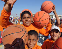 De jeunes réfugiés essaient de battre le record du "Biggest basketball bounce" à Ghaza © Photo ONU / S. Sarhan