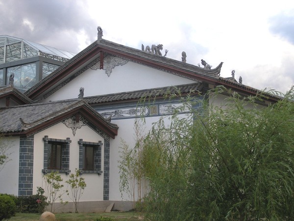 Dragons decorate the roofline of the Guangfang Hotel Lijiang Garden Villa
