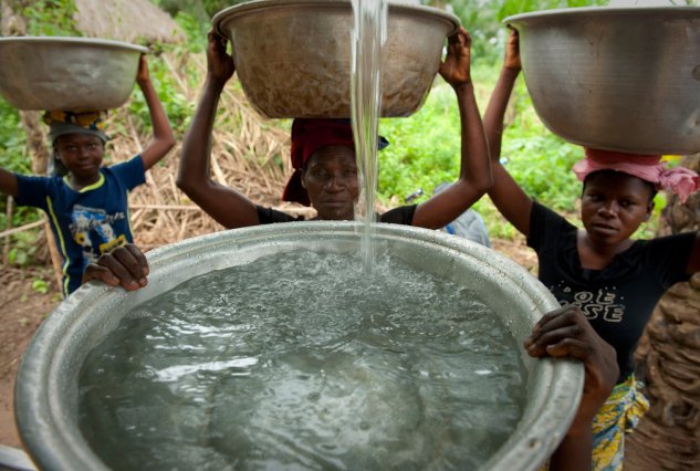 Acceso a agua segura y limpia en la aldea Woukpokpoe, Benin. Foto Banco Mundial/Arnel Hoel