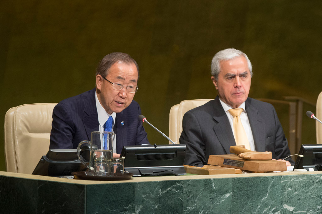Ban Ki-moon participa en el evento de alto nivel para celebrar el 20 aniversario del Programa de Acción Mundial para los Jóvenes y que subraya las prioridades de este grupo en la agenda de desarrollo después del 2015. Foto ONU/Eskinder Debebe