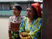 Las mujeres indígenas Guna todavía se adornan con el atuendo tradicional, usan colores vibrantes, abalorios geométricos que rodean las piernas de los tobillos a las rodillas, además de molas (blusas hechas a mano) que cubren el torso. Foto: Rocío Franco/Radio ONU.