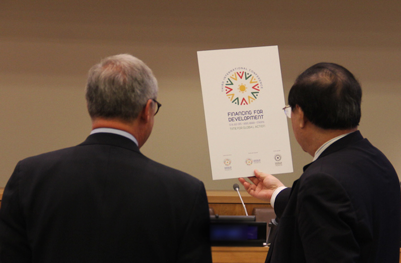 Wu Hongbo, Secretario General Adjunto del Departamento de Asuntos Económicos y Sociales, y un colega admiran el nuevo logotipo de la Financiación para el Desarrollo Conferencia. Foto: UNDESA .