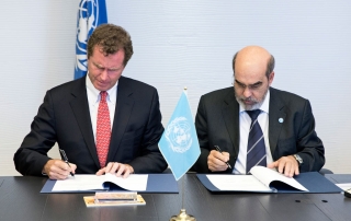 El Director General de la FAO, Jose Graciano da Silva, y el Vicepresidente de Mastercard (izquierda) firman un nuevo acuerdo de colaboración. Foto FAO /Alessia Pierdomenico