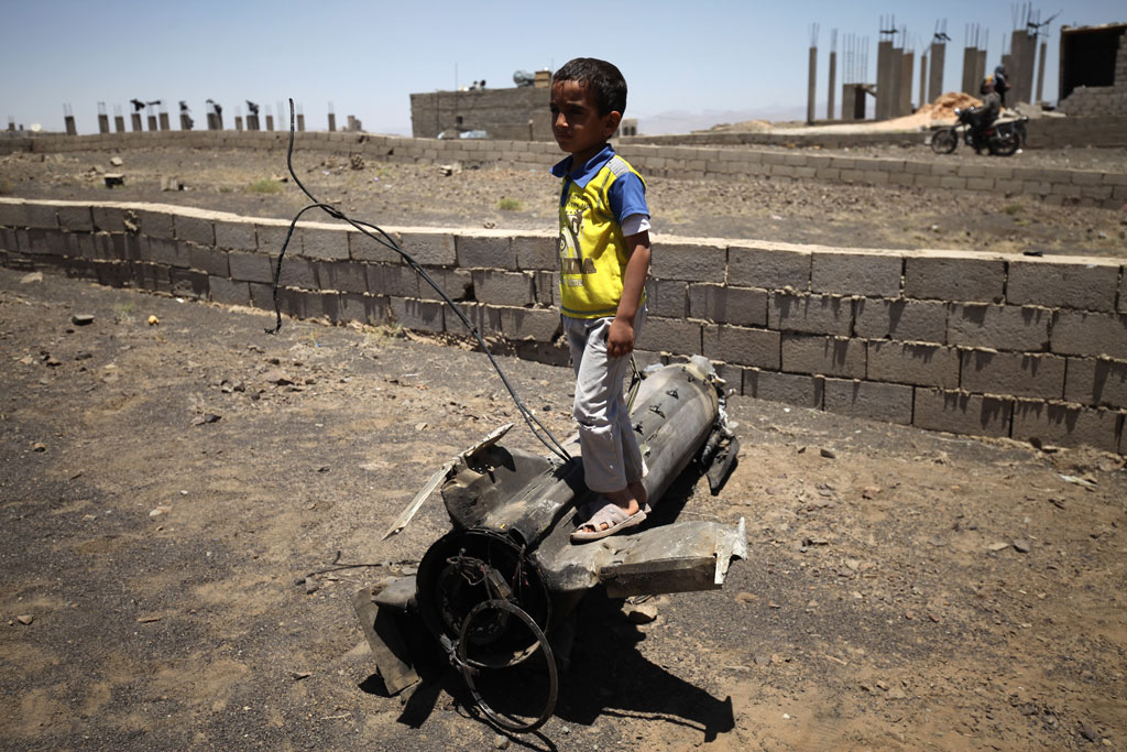 طفل يلعب على قطعة من قذيفة مدفعية سقطت بالقرب من منزله، في قرية المحجر، وهي ضاحية من ضواحي صنعاء، اليمن. المصدر: اليونيسف / محمد حمود
