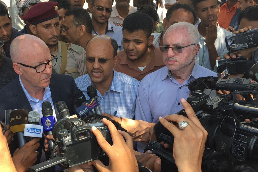 جيمي ماكغولدريك منسق الأمم المتحدة للشؤون الإنسانية في اليمن (يسار)، في لقاء  مع الصحفيين خلال زيارته إلى تعز. المصدر: مكتب تنسيق الشؤون الإنسانية / تروند ينسن