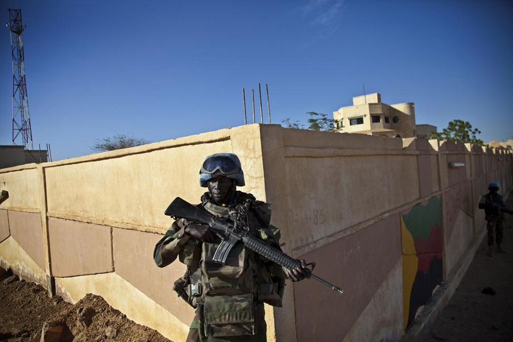 تقوم قوات حفظ السلام التابعة للامم المتحدة من توغو بحراسة محيط  مبنى المحافظ في كيدال، مالي. صور الأمم المتحدة / ماركو دورمينو