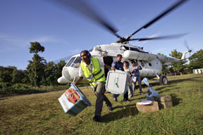 在第二轮总统选举中，联合国调度人员从直升机上卸下选票。