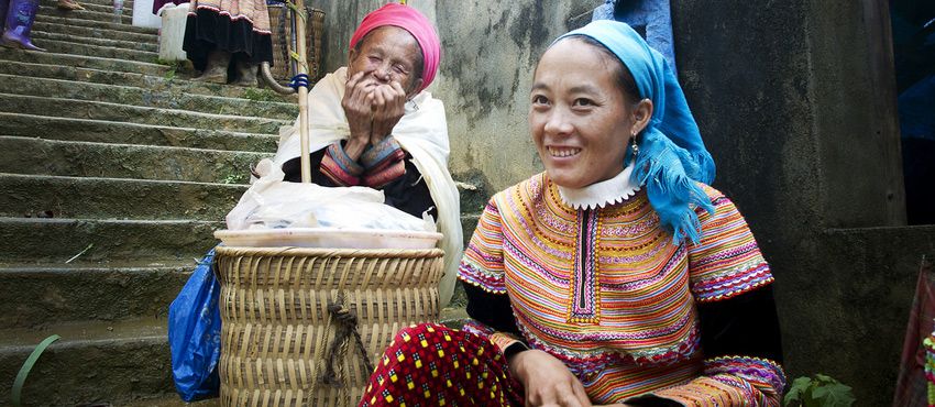 Une femme vietnamienne vend du riz. 