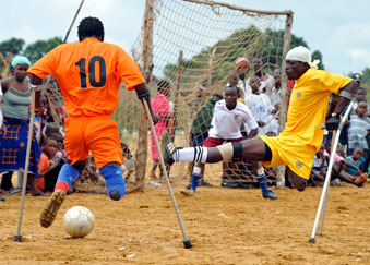 De jeunes handicapés participent à un match de football organisé par la Mission des Nations Unies au Libéria (MINUL), à l'occasion de la  Journée de la Paix. Photo ONU/Christopher Herwig