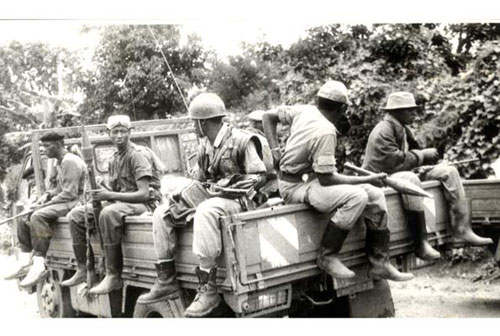 Soldats dans un camion