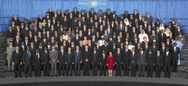Мировые лидеры, принимавшие участие в состоявшейся в сентябре 2005 года Пленарном заседании высокого уровня Генеральной Ассамблеи ООН (Фото/Эскиндер Дебебе)