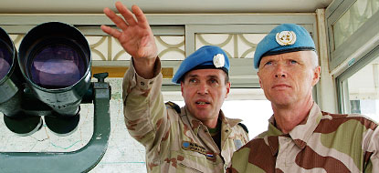 Командующий силами ОНВУП, генерал-майор Роберт Муд (справа), посещает один из наблюдательных пунктов Миссии на Голанских высотах.
