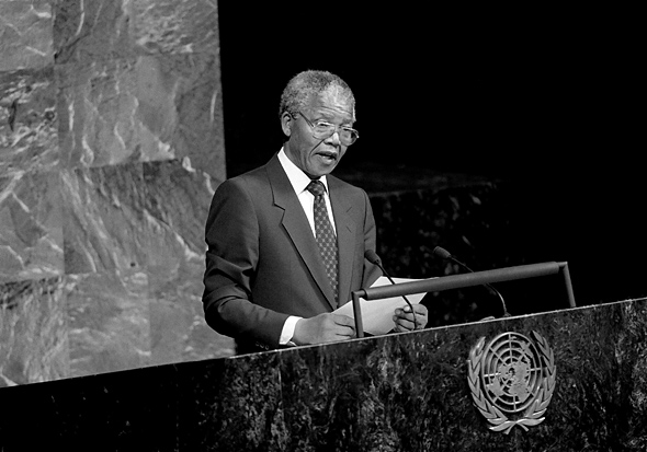 Нельсон Мандела выступает на Специальном комитете против апартеида в зале Генеральной Ассамблеи. Фото ООН/П. Судакаран