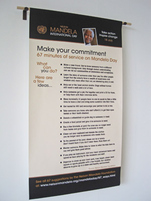 Плакат Международного дня Нельсона Манделы на выставке по случаю Дня.