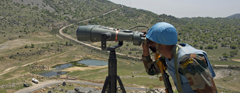 ficial de paz de la ONU vigila la Línea Azul, Líbano Meridional.