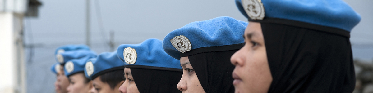 Mujeres malasias pertenecientes a las fuerzas de mantenimiento de la paz en la  Fuerza Provisional de las Naciones Unidas en el Líbano (FPNUL) durante una ceremonia de entrega de medallas en Kawkaba, al sur del país. 