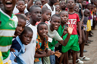 Unos niños se preparan para despegar en una carrera a campo traviesa en Bonoua, Côte d'Ivoire. ONU/Patricia Esteve.