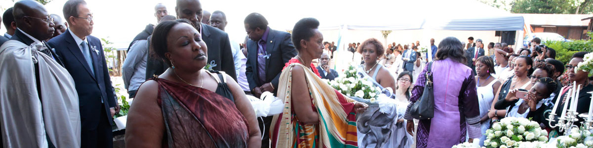 El Secretario General Ban Ki-moon (segundo desde la izquierda) habl en una ceremonia de ofrenda floral celebrada en el PNUD (Programa de las Naciones Unidas para el Desarrollo) en Kigali para conmemorar a los miembros del personal de las Naciones Unidas que perdieron la vida en el genocidio de 1994 en Ruanda.