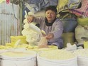 Una mujer vendiendo quinua en el mercado.