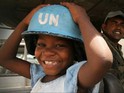 Un niño con un casco de la ONU