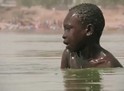 Un niño en un río.