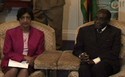 Alta Comisionada de la ONU para los Derechos Humanos, Navi Pillay, con el presidente, Robert Mugabe, de Zimbabwe.