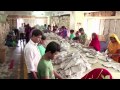 Trabajadores en una fábrica de ropa en Bangladesh