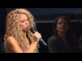 Shakira cantando.
