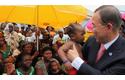 Ban Ki-moon, en Nigeria saludando a un grupo de personas.