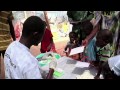 Una persona dando información en un centro de tratamiento del cólera de UNICEF