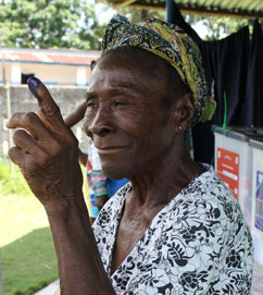 Los aldeanos leen material electoral de instrucción proporcionada por la Misión de las Naciones Unidas en Liberia