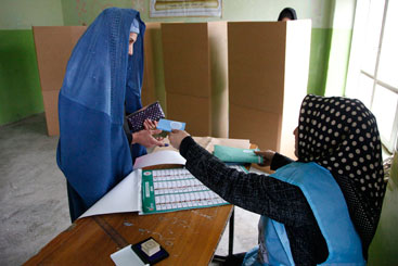 Mujer afgana emitiendo su voto