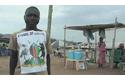 Un sudanés con un cartel electoral.
