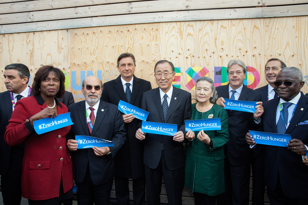 Dirigentes de Naciones Unidas y otras personalidades posan en la foto de familia en el Día Mundial de la Alimentación en Milán.
