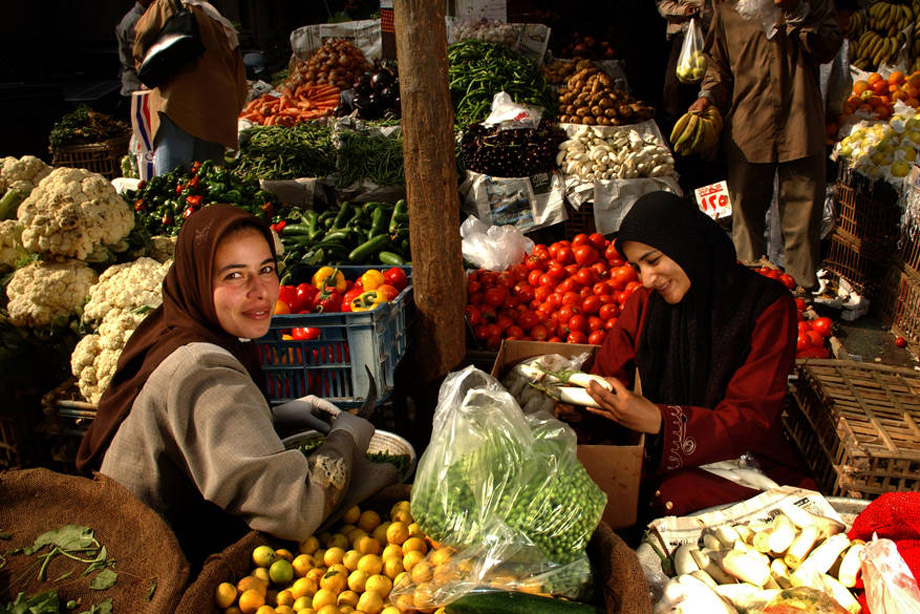 Unas mujeres vendiendo frutas en un mercado