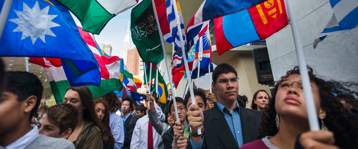 Los estudiantes que portaban banderas  de los Estados Miembros durante la ceremonia anual de campana de la paz, las Naciones Unidas, Nueva York, 21 de septiembre el año 2015.