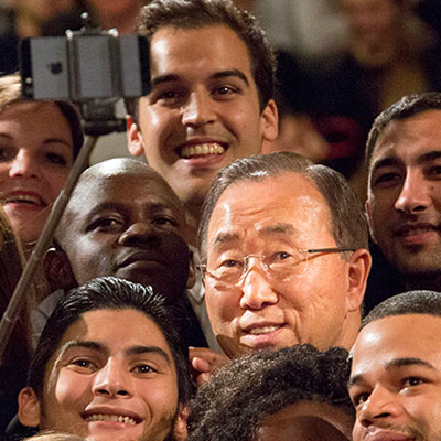 El Secretario General posa para una foto en un Evento en Bruselas con un grupo de jóvenes.