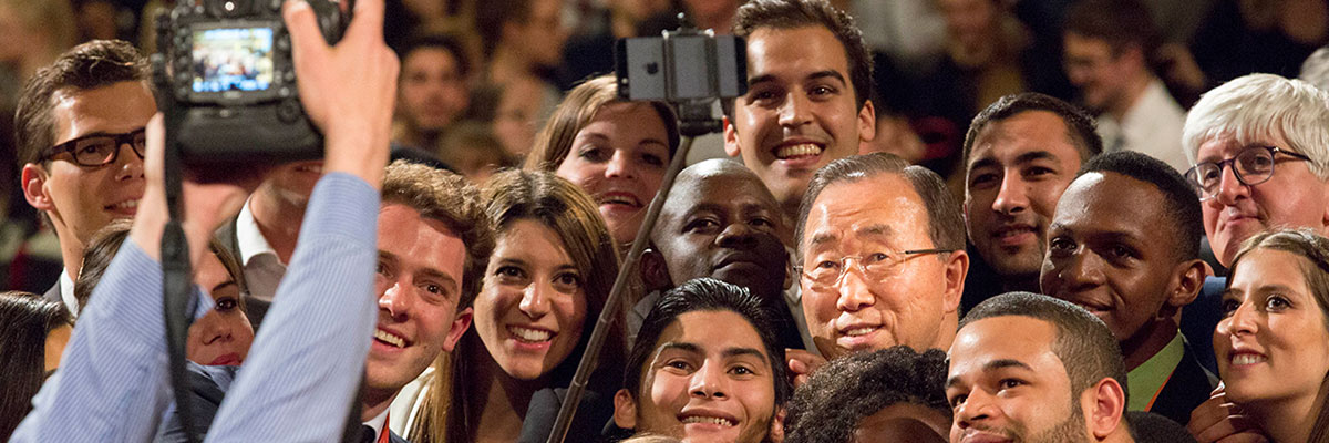 El Secretario General posa para una foto en un evento en Bruselas con un grupo de jóvenes.