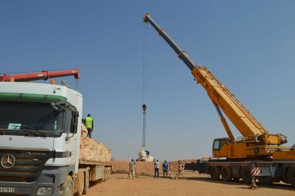 Using cranes, WFP delivered 650 metric tons of aid to stranded Syrians across the Jordanian border. Photo: WFP/Shada Moghraby