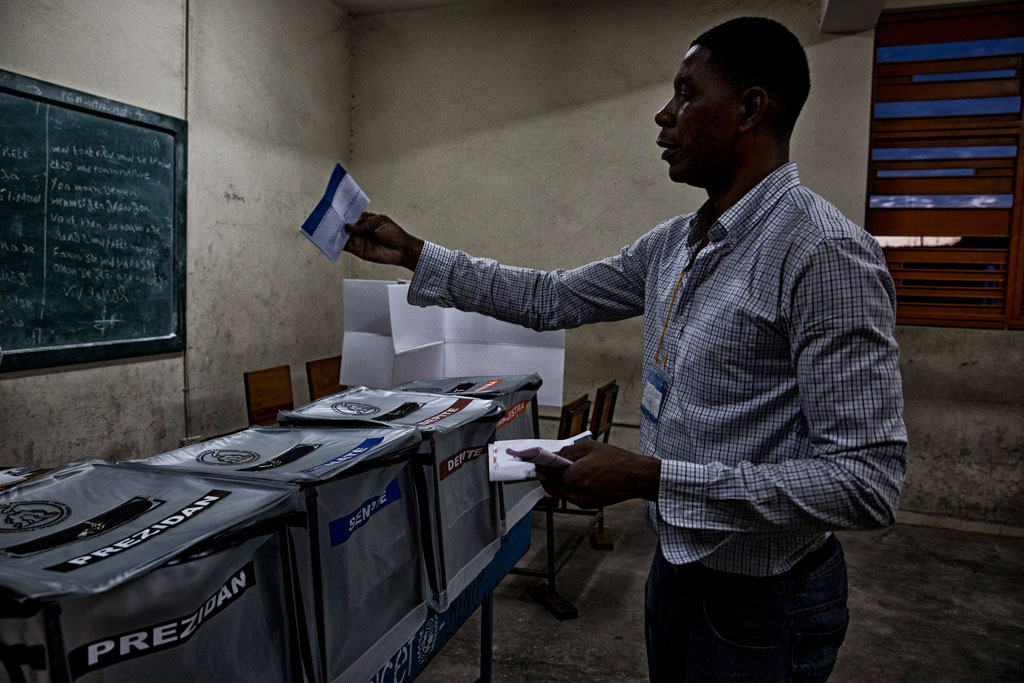Voting in the second round for the senatorial and parliamentary elections and the first round for a new president in Haiti’s capital Port au Prince, 25 October 2015. Photo: UN/MINUSTAH/Igor Rugwiza