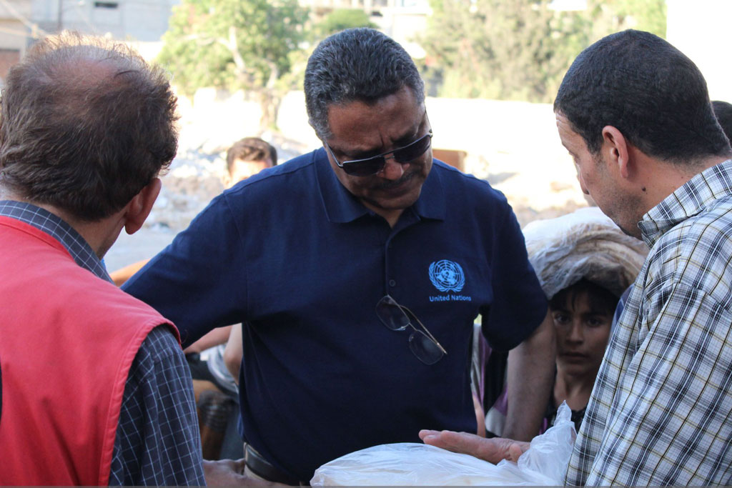 Yacoub El Hillo, UN Resident and Humanitarian Coordinator in Syria (centre), inspects the first batch of locally-produced bread bags in East Ghouta, Syria, during an inter-agency convoy on 29 June 2016. Photo: OCHA Syria/G. Seifo
