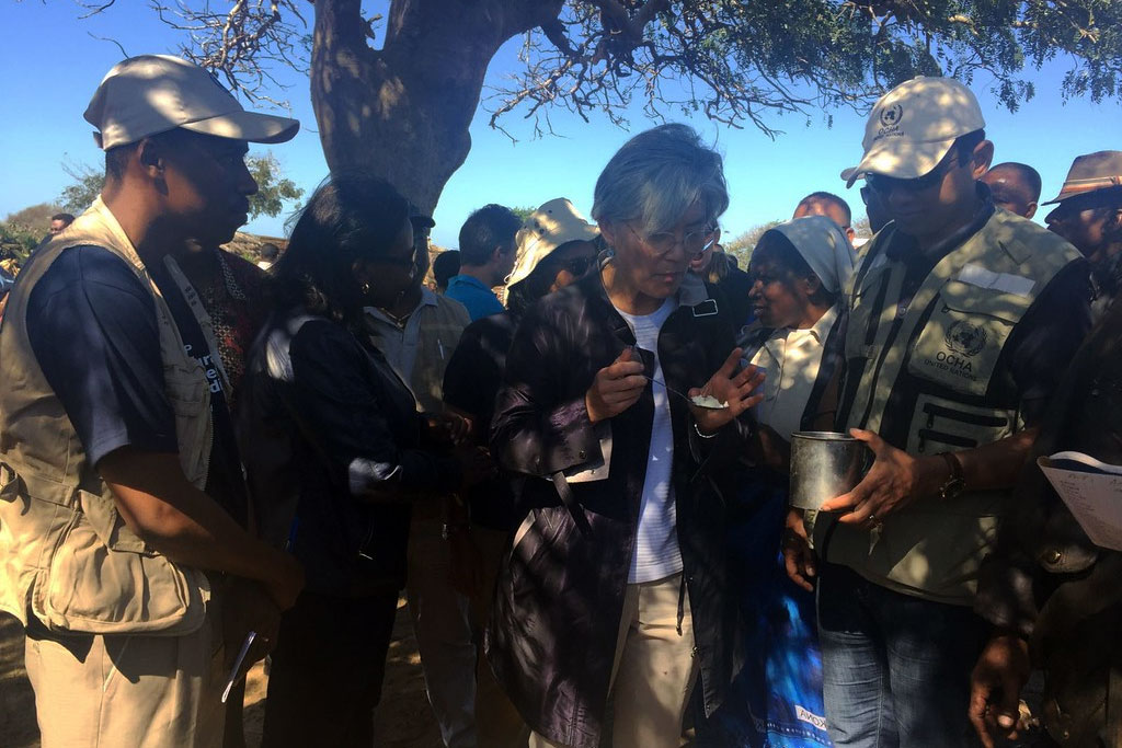 Assistant Secretary-General and Deputy Emergency Relief Coordinator Kyung-wha Kang visits the Grand Sud region of Madagascar and takes a taste of  the riz and maiz cooked for those in need.  Photo: OCHA/ Laila Bourhil