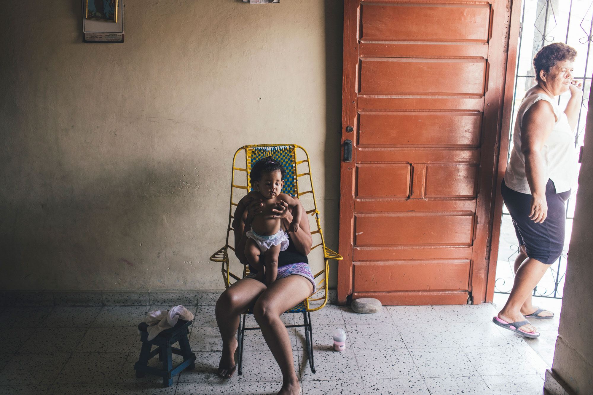  A mother and her daughter in Barranquilla, Colombia. National authorities are going door to door to control mosquitoes that can carry Zika, Dengue and Chikungunya. PAHO/WHO Joshua E. Cogan