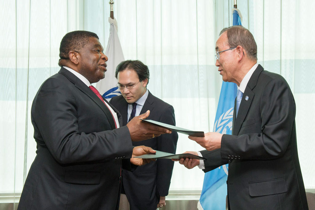 Secretary-General Ban Ki-moon (right) and Martin Chungong, Secretary-General of the Inter-Parliamentary Union exchange copies of the signed agreement.  UN Photo/Rick Bajornas
