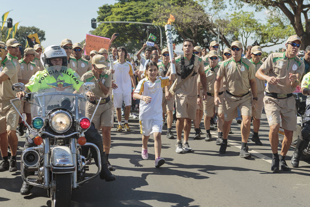 Syrian refugee Hanan Dacka takes part in the 2016 Olympic Games torch relay in Brasilia, Brazil, on 3 May 2016. Photo: UNHCR/Gabo Morales