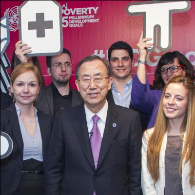 Secretary General Ban Ki-Moon with a group of young people