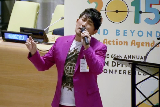 Korean pop singer serenades UN conferees