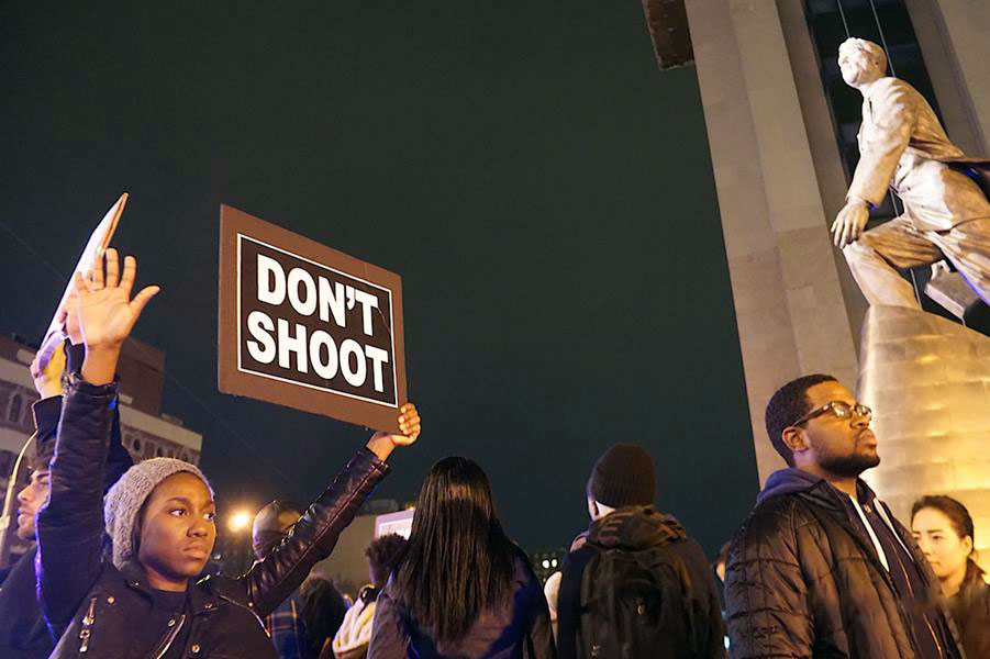 Des manifestants à New York défilent dans la rue suite à l’annonce du verdict dans l’affaire de la fusillade par la police du Missouri de l’adolescent afro-américain Michael Brown