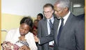 Le Secrétaire général, Kofi Annan (à gauche), visite le Centre de santé Matola au Mozambique. Au centre : l&#039;Envoyé spécial du Secrétaire général pour le VIH/sida en Afrique, Stephen Lewis. Photo : ©United Nations / E. Debebe