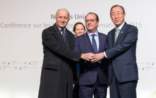 El Secretario General de la ONU, Ban Ki-moon, junto con el presidente francés François Hollande, el ministro de Asuntos Exteriores, Laurent Fabius y Ségolène Royal, ministra de Ecología, Desarrollo Sostenible y Energía de Francia, a su llegada a la COP21 en París, Francia, el 30 de noviembre. Foto: ONU/Rick Bajornas.